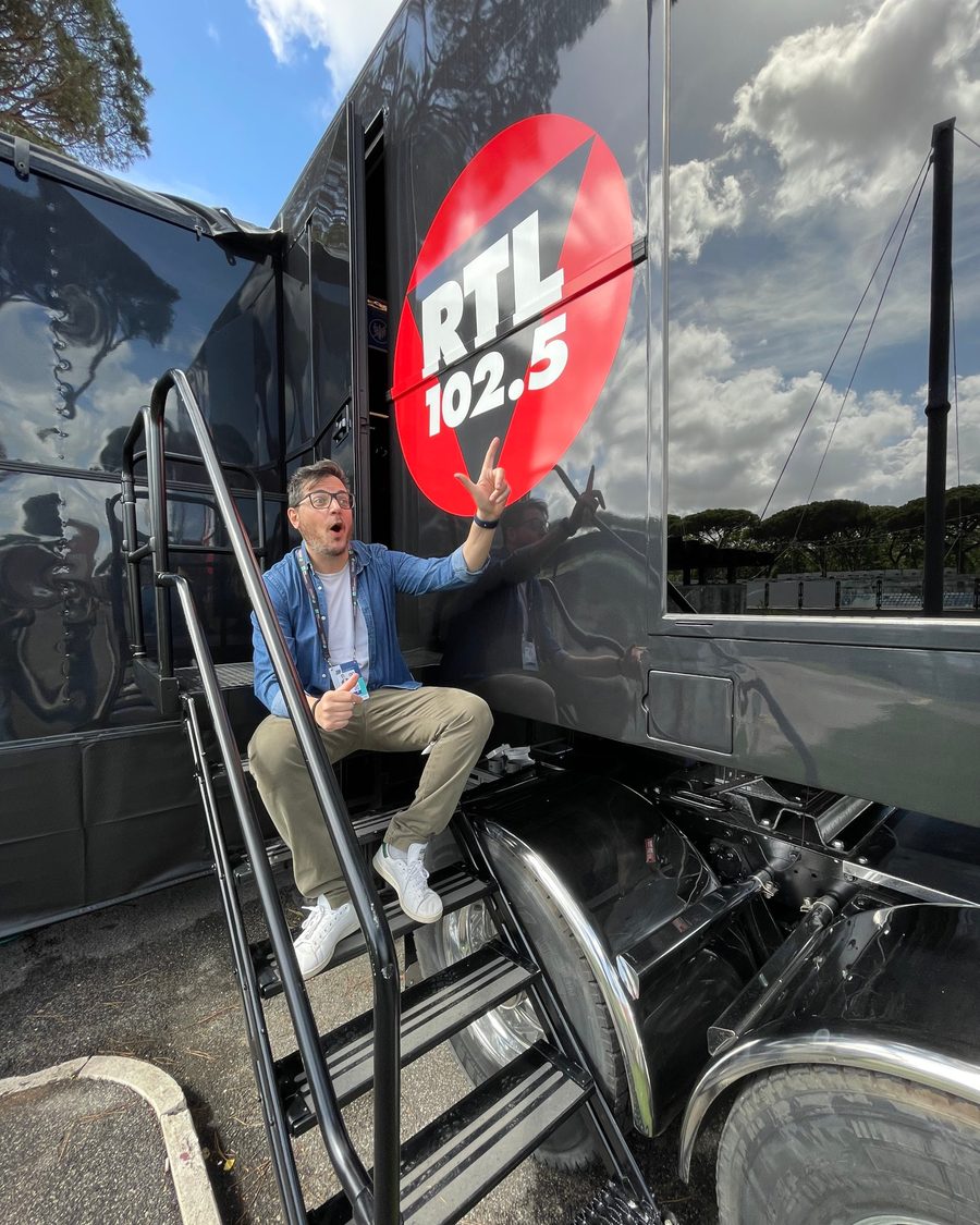 Emanuele Carocci davanti al truck di RTL 102.5 al Foro Italico