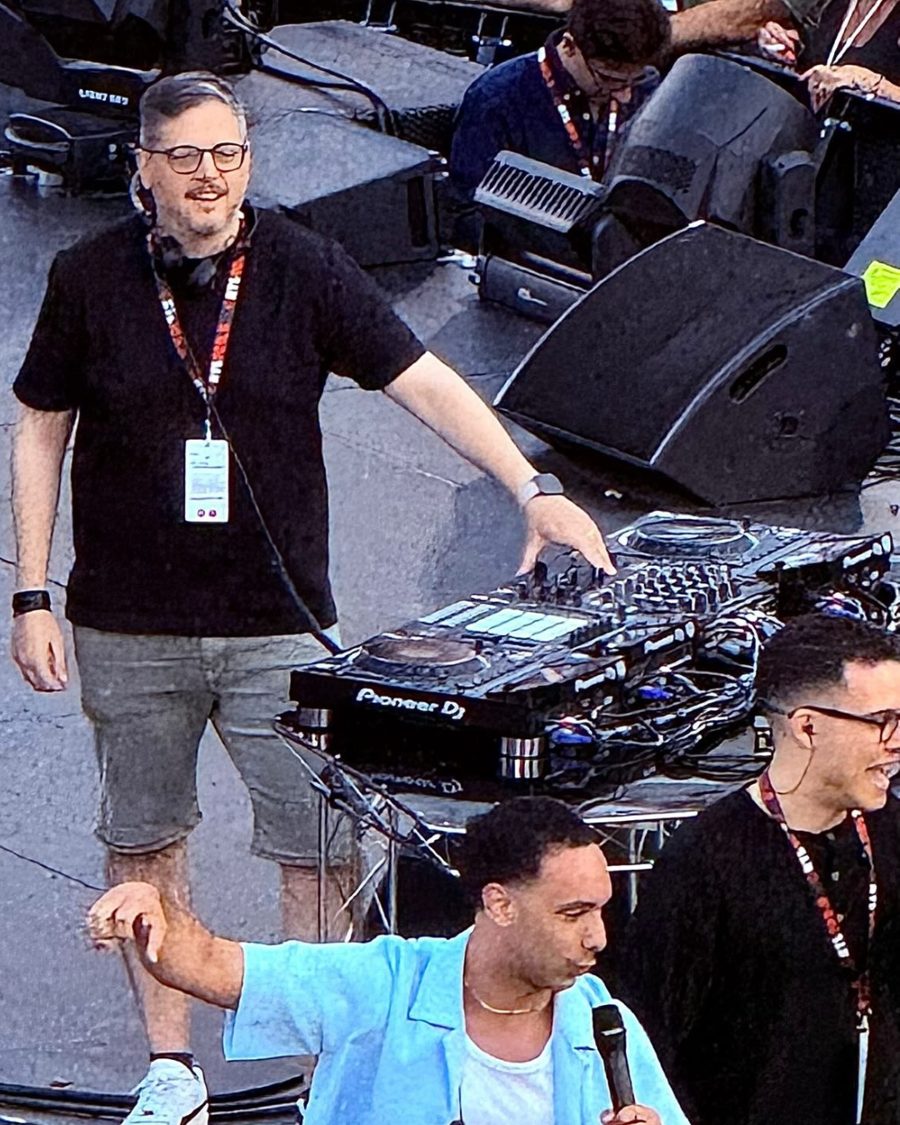 Emanuele Carocci in consolle sul palco del Power Hits Estate