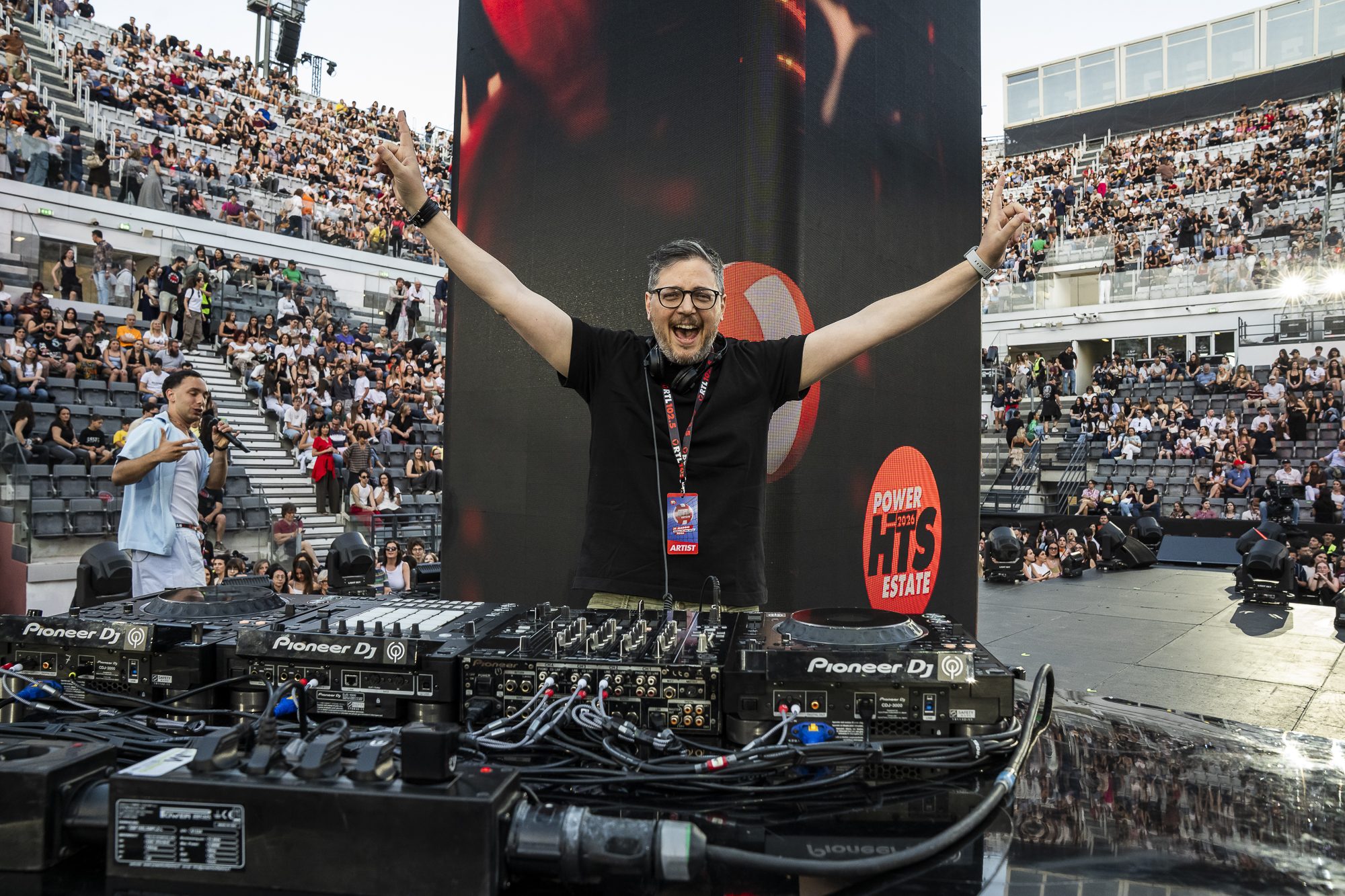 Emanuele Carocci in consolle al Power Hits Estate di RTL 102.5