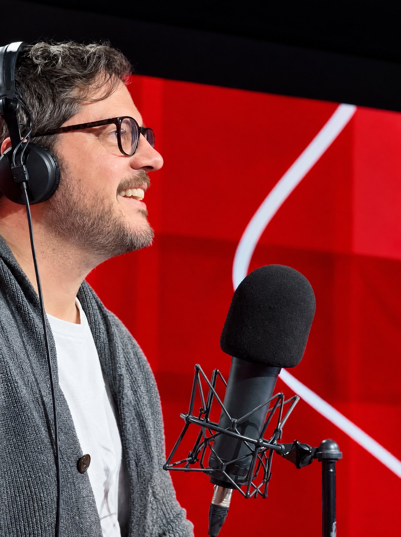 Emanuele Carocci al microfono negli studi di RTL 102.5